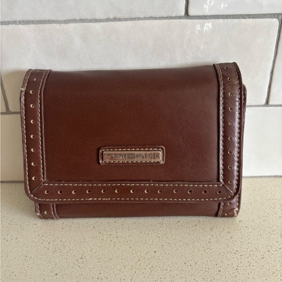 Vintage Tommy Hilfiger Women’s Tri-fold Card Brown Leather Wallet TH Logo EUC - Picture 1 of 9